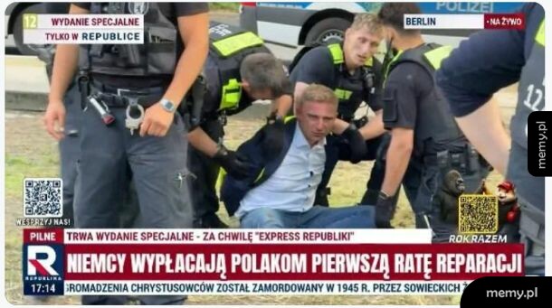 Mężczyzna w garniturze jest zatrzymywany przez policję w Berlinie.