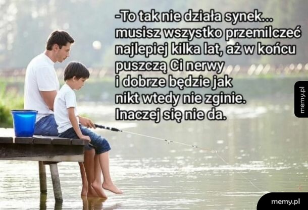 Mężczyzna i chłopiec siedzą nad wodą, łowiąc ryby.