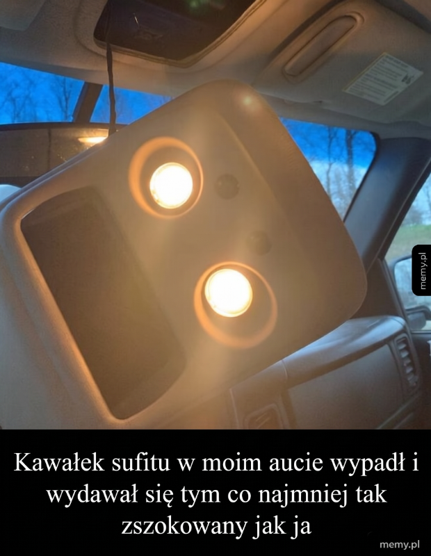 Wnętrze samochodu z uszkodzonym sufitem i dwoma lampkami.