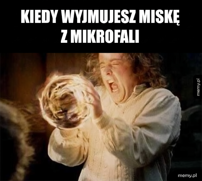 Osoba trzymająca miskę z mikrofalówki, wyrażająca emocje.