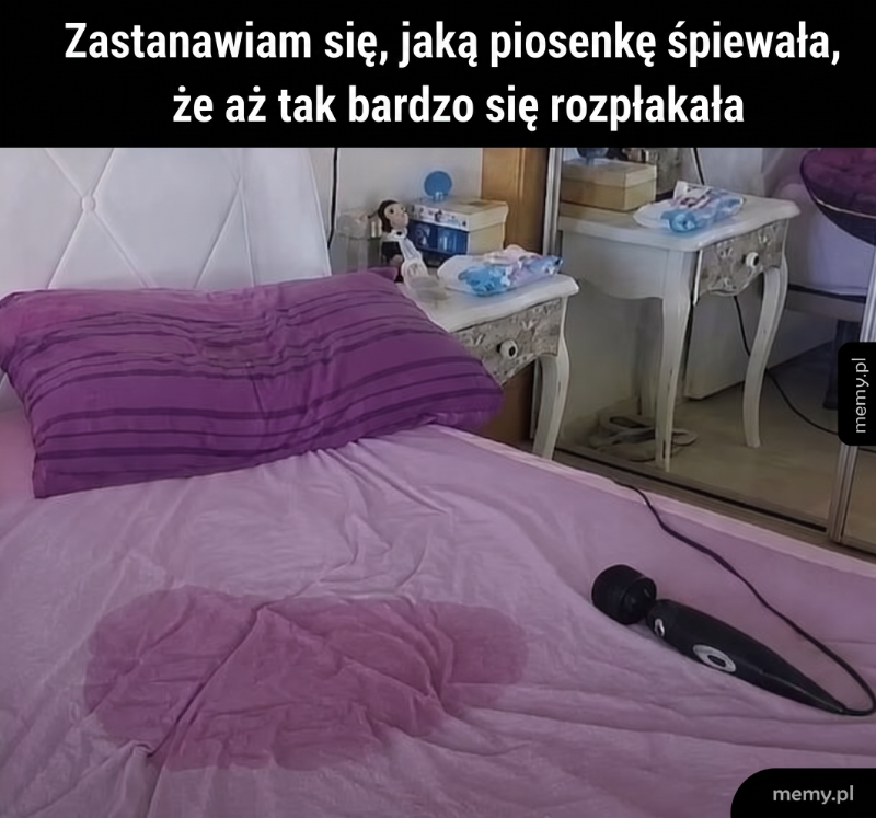Pusty pokój z łóżkiem i mikrofonem na pościeli.