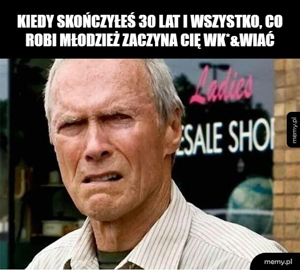 Mężczyzna z wyrazem smutku na twarzy, w tle sklep z napisem 'Ladies Sale Shop'.