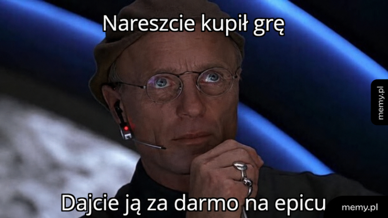 Mężczyzna w okularach i słuchawkach z poważnym wyrazem twarzy.