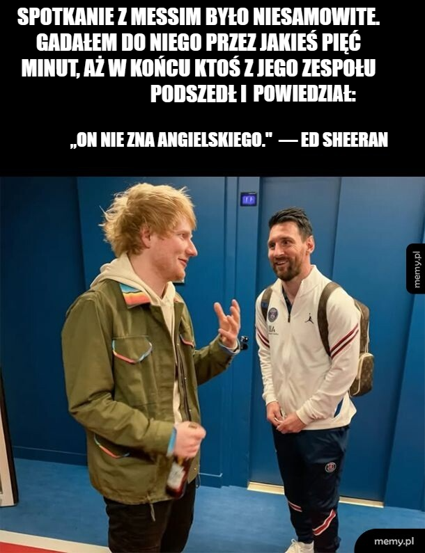 Mężczyzna z blond włosami rozmawia z innym mężczyzną w piłkarskim stroju.
