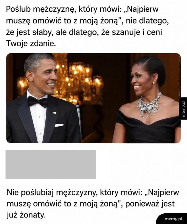 Mężczyzna i kobieta w eleganckich strojach, uśmiechają się do siebie.