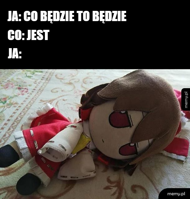 Pluszowa zabawka leży na podłodze, z zamkniętymi oczami i wyrazem smutku.