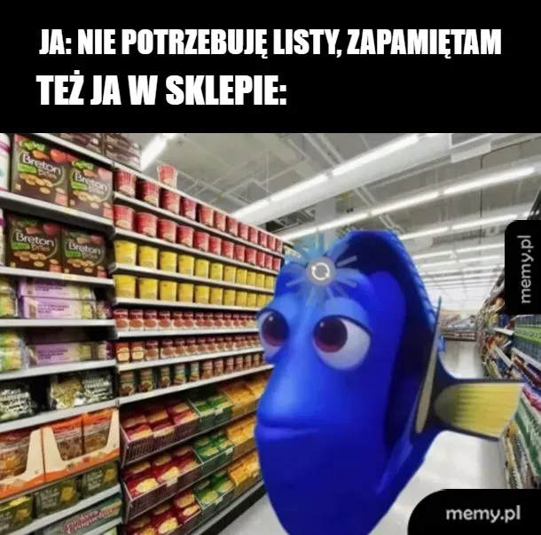 Ryba w sklepie spożywczym z półkami pełnymi jedzenia.