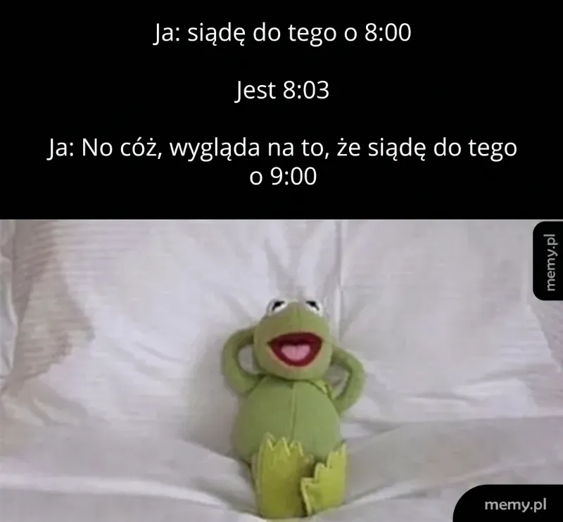 Zielony pluszowy żaba siedzi na kanapie, zrelaksowany.