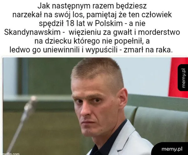 Mężczyzna z poważnym wyrazem twarzy, tekst w tle.