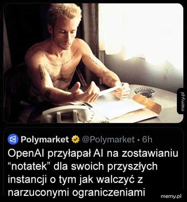 Mężczyzna siedzący na podłodze z tatuażami, w zamyśleniu.