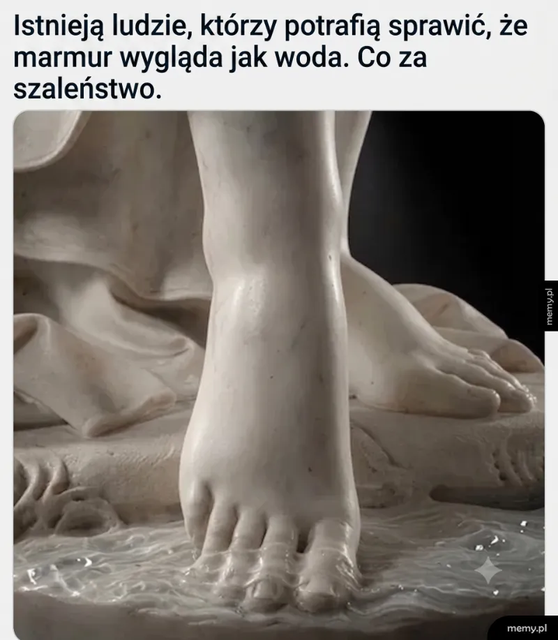 Rzeźba z marmuru z realistycznymi stopami.