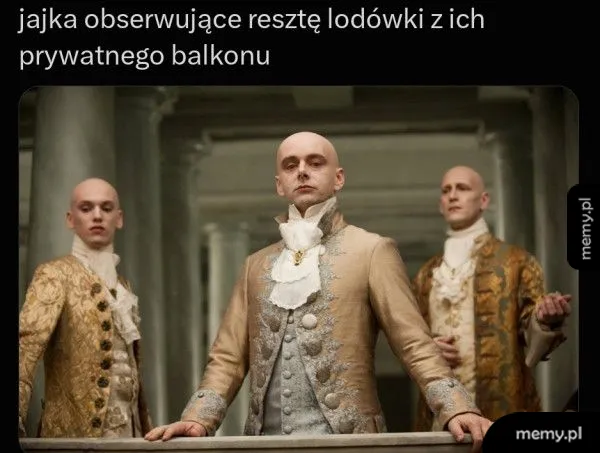 Trzech mężczyzn w eleganckich strojach, stojących na balkonie.