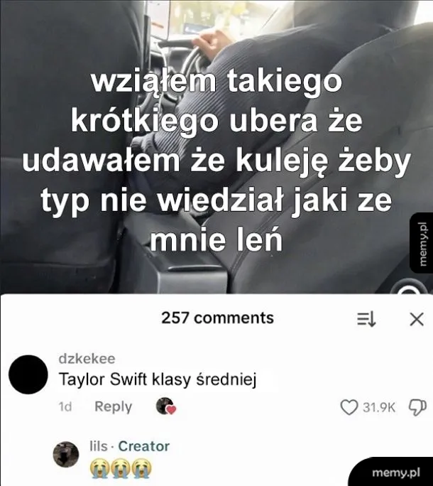 Osoba w samochodzie, widok z tyłu, tekst na górze.