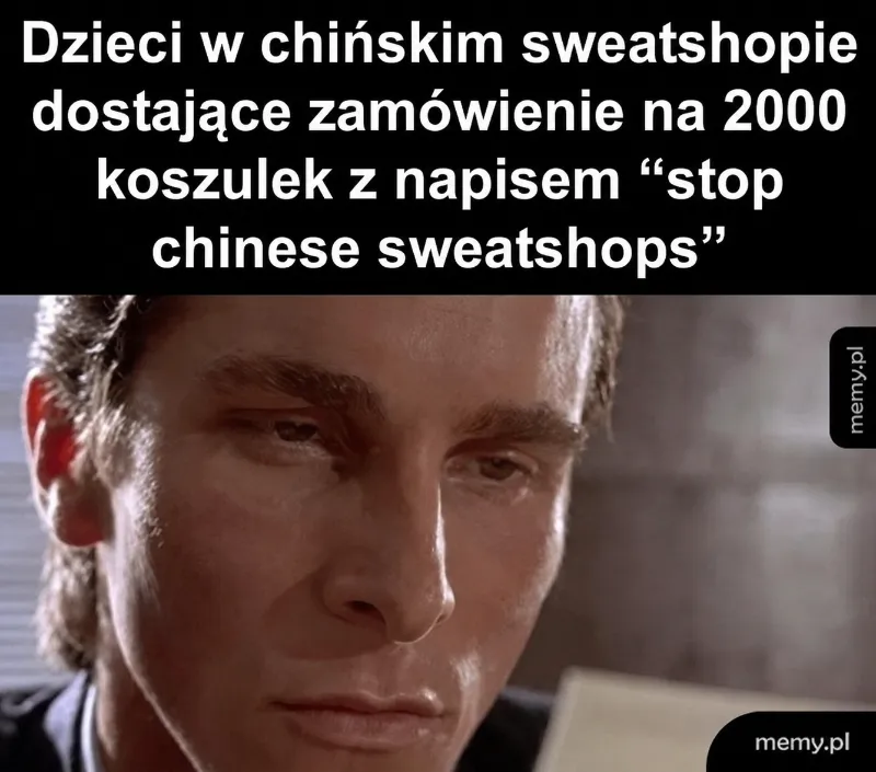 Mężczyzna z intensywnym wyrazem twarzy, tekst na górze.