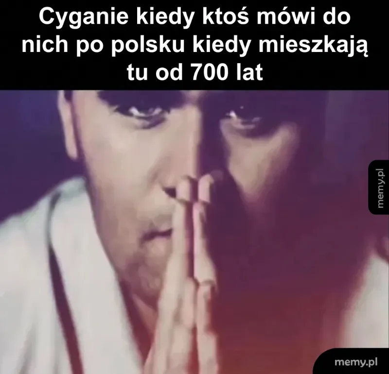 Mężczyzna z złożonymi dłońmi, wyrażający emocje.