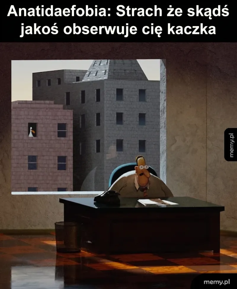 Mężczyzna siedzi przy biurku w biurze, patrząc przez okno na budynki.