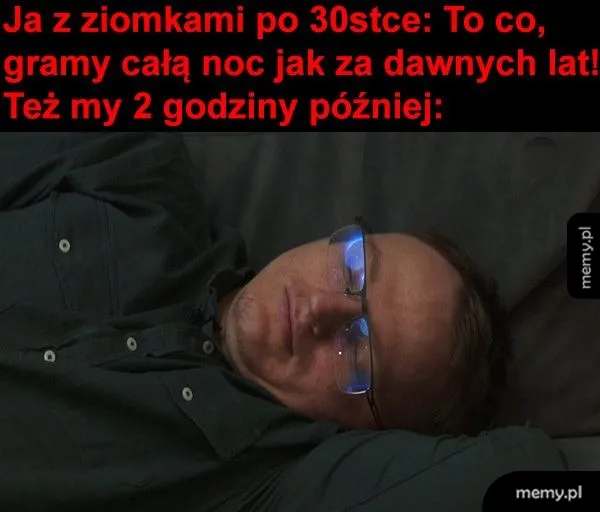 Mężczyzna leży na kanapie, wygląda na zmęczonego.