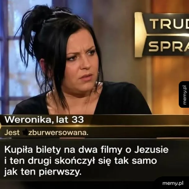 Kobieta z niezadowoloną miną w programie telewizyjnym.
