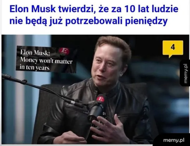 Mężczyzna w czarnej kurtce mówi do mikrofonu.