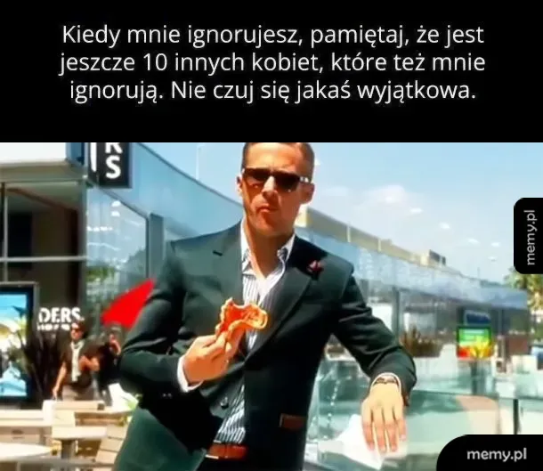 Mężczyzna w garniturze trzymający pizzę na tle centrum handlowego.