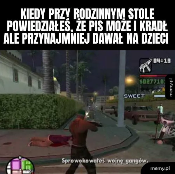 Postać w grze strzela na ulicy, w tle widać domy i samochody.