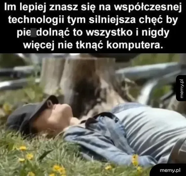 Osoba leżąca na ziemi, z rękami za głową, w otoczeniu natury.