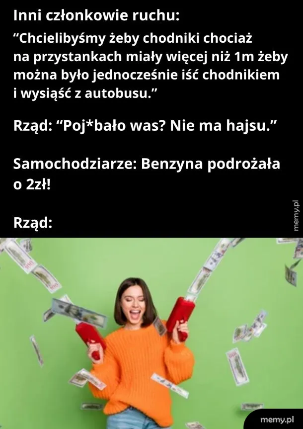 Kobieta trzymająca pieniądze w rękach, z wyrazem radości na twarzy.
