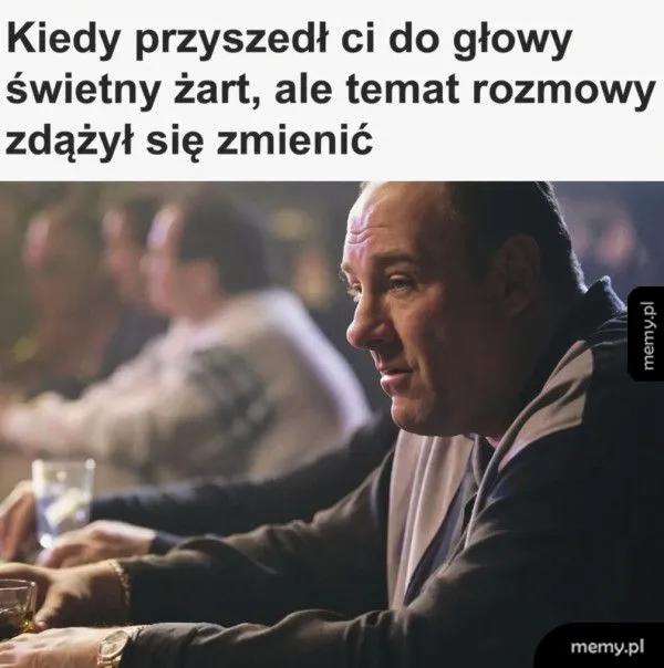 Mężczyzna siedzący przy barze, z zamyśloną miną.