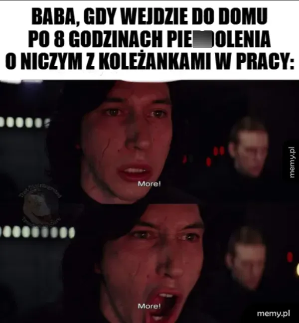 Mężczyzna z wyrazem frustracji na twarzy, w tle inni ludzie.