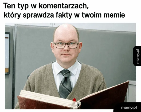 Mężczyzna w okularach i swetrze trzymający wielką księgę.