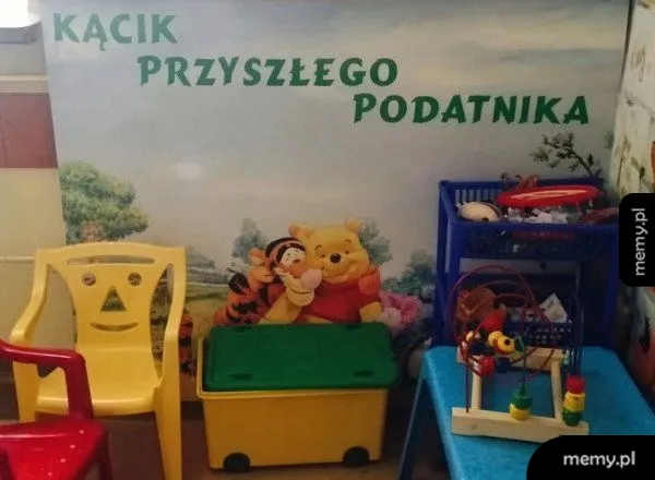 Kącik zabaw dla dzieci z zabawki i napisem Kącik przyszłego podatnika.