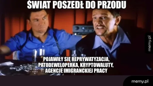 Kadr z filmu Chłopaki nie płaczą z Cezarym Pazurą i Mirosławem Zbrojewiczem przy stole.