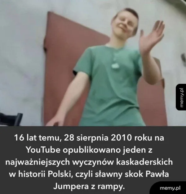 Kadr z nagrania wideo przedstawiający młodego chłopaka w zielonej koszulce, który macha ręką.