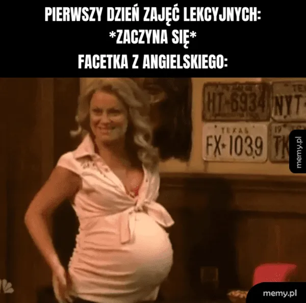 Kobieta w ciąży uśmiecha się w pokoju.