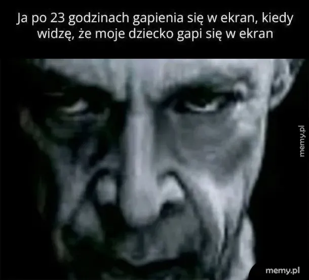 Mroczna, zbliżona twarz mężczyzny o zmęczonym i surowym wyrazie twarzy.
