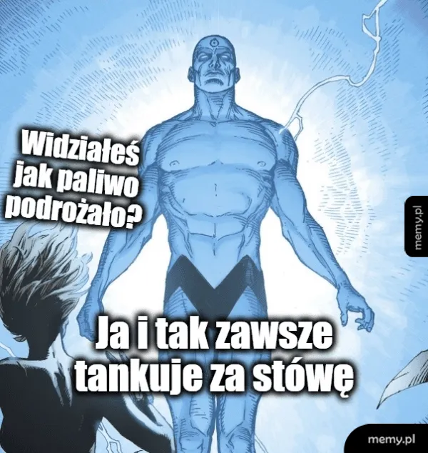 Niebieska postać Doktora Manhattana z komiksu i napisy o cenach paliwa.