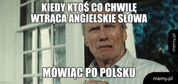 Clint Eastwood patrzy z grymasem dezaprobaty stojąc przy oknie.