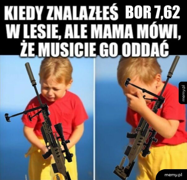 Płaczący chłopiec w lesie z karabinem wyborowym BOR 7,62