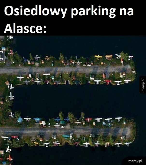 Zdjęcie lotnicze parkingu na Alasce zastąpionego samolotami.