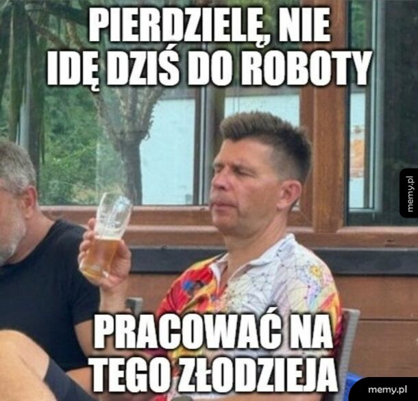 Mężczyzna pije piwo na tarasie z napisem o rezygnacji z pracy