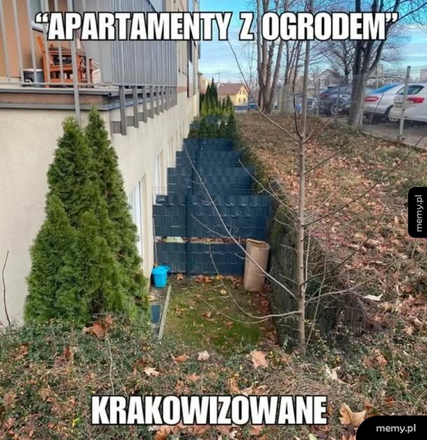 Wąskie ogródki przyziemne przy bloku oddzielone płotkami