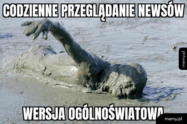 Osoba całkowicie ubrana w błocie pełzająca w bagnie.