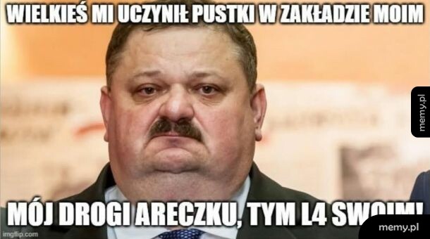 Mężczyzna z wąsem patrzy z powagą, mem nawiązujący do relacji pracodawcy i pracownika.