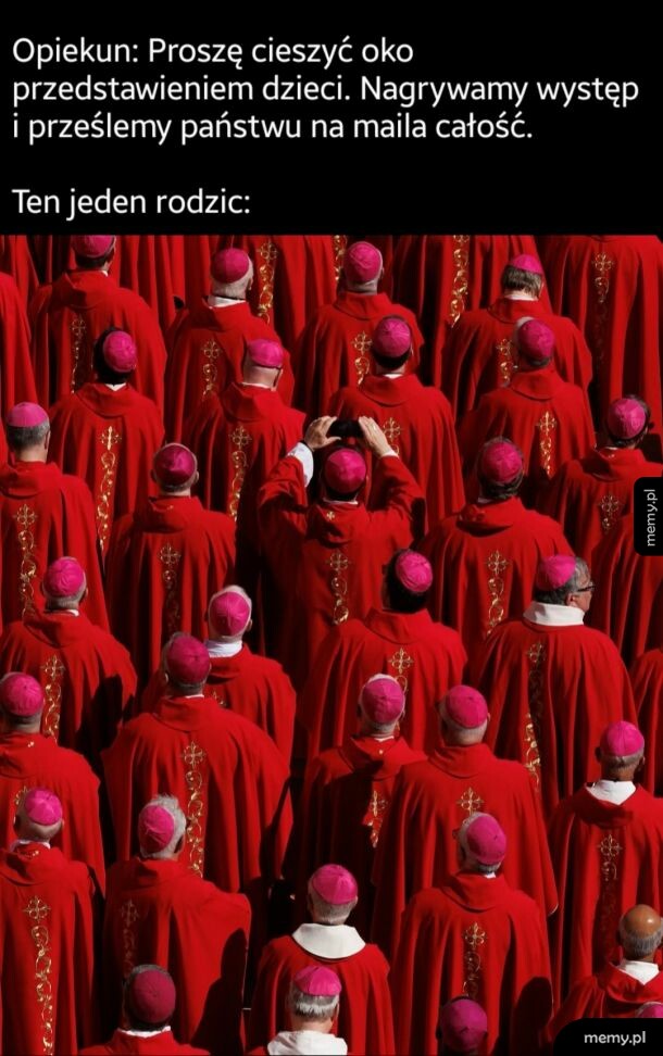 Tłum dostojników kościelnych w czerwonych szatach widziany od tyłu, jeden nagrywa telefonem.