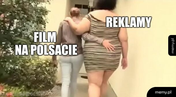 Dwie kobiety idą korytarzem, jedna chudej postury, druga bardzo puszysta.