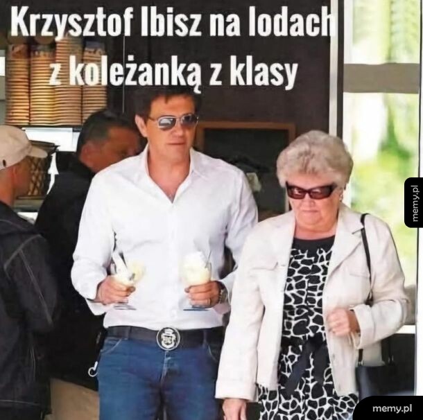 Krzysztof Ibisz trzymający lody obok starszej kobiety w okularach przeciwsłonecznych.