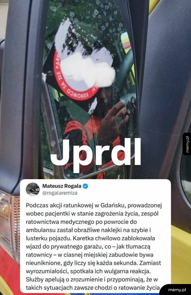 Lusterko karetki z naklejką i napis Jprdl oraz wpis z Twittera.