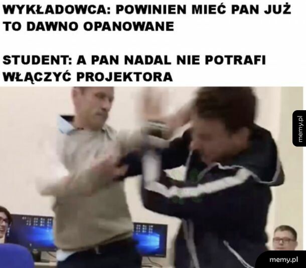 Mężczyźni szarpią się na sali wykładowej z napisem o projektorze