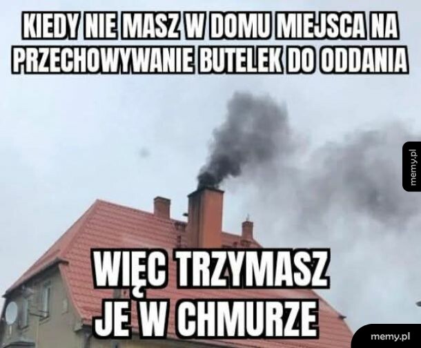 Dom z komina którego leci czarny dym, z tekstem o butelkach
