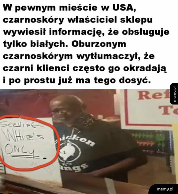 Czarnoskóry sprzedawca i napis Serwing White's Only na kartce.